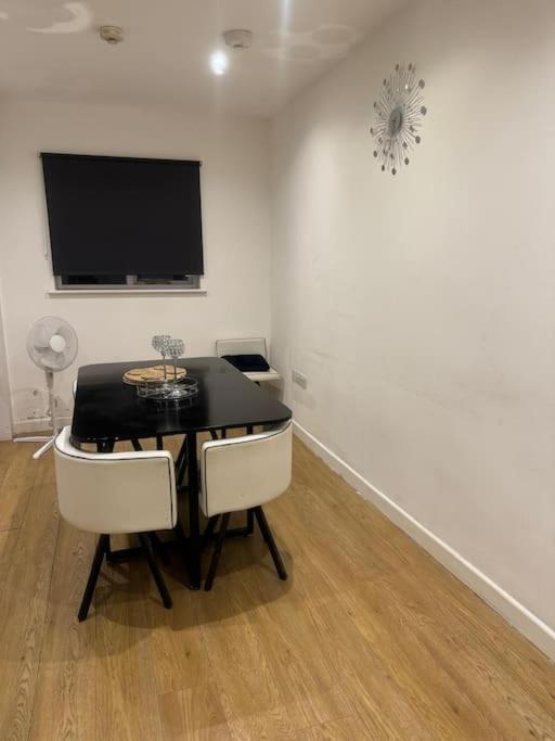 House By Araminta Houslow Apartment Hounslow Exterior photo